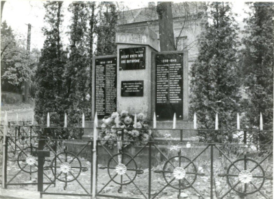 Pomník padlým s bustou T. G. Masaryka, po roce 1960